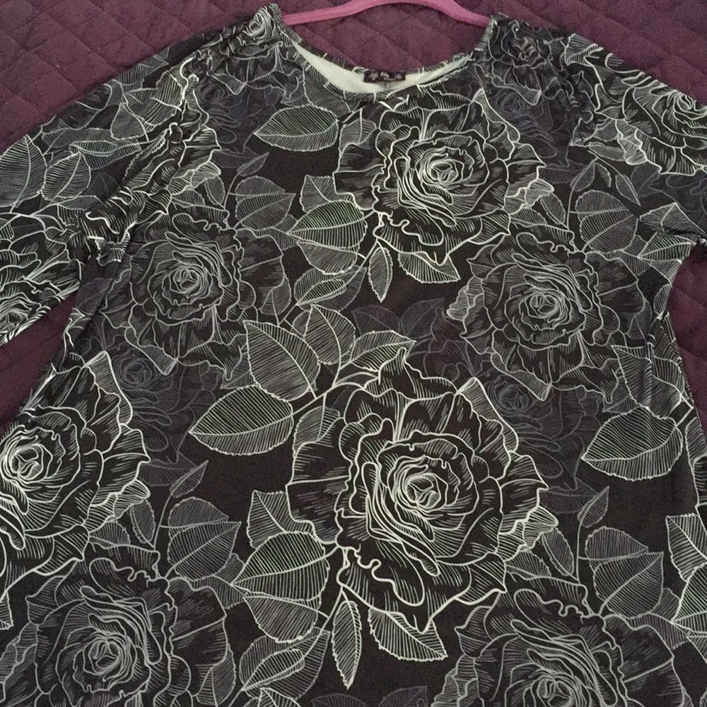 A blk and wht dress or dress tunic.